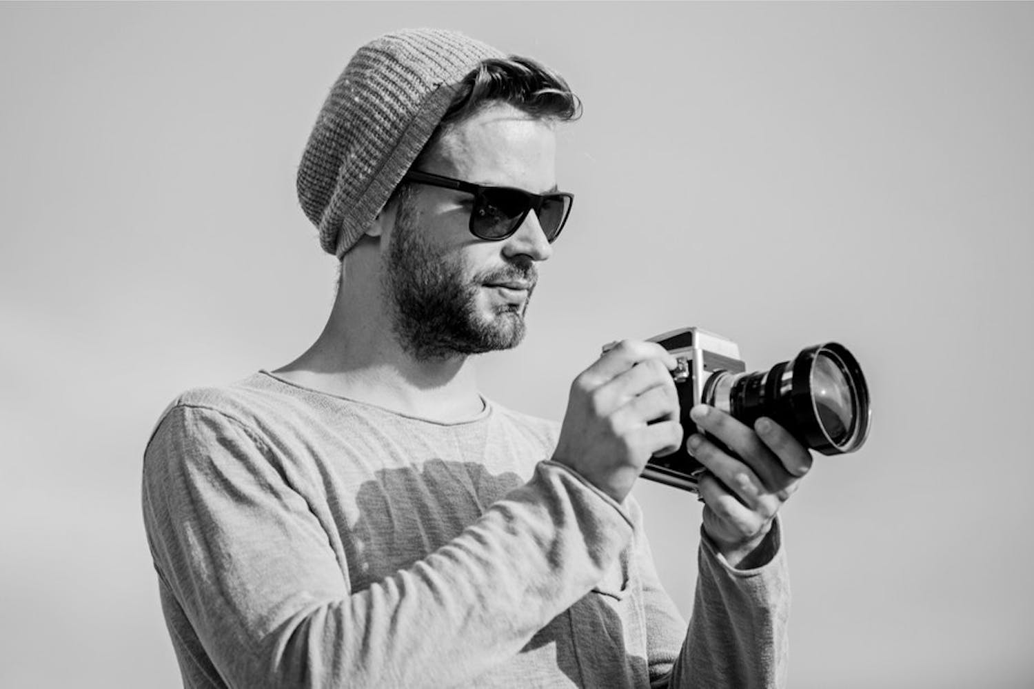 Mann som holder kamera i hånden.